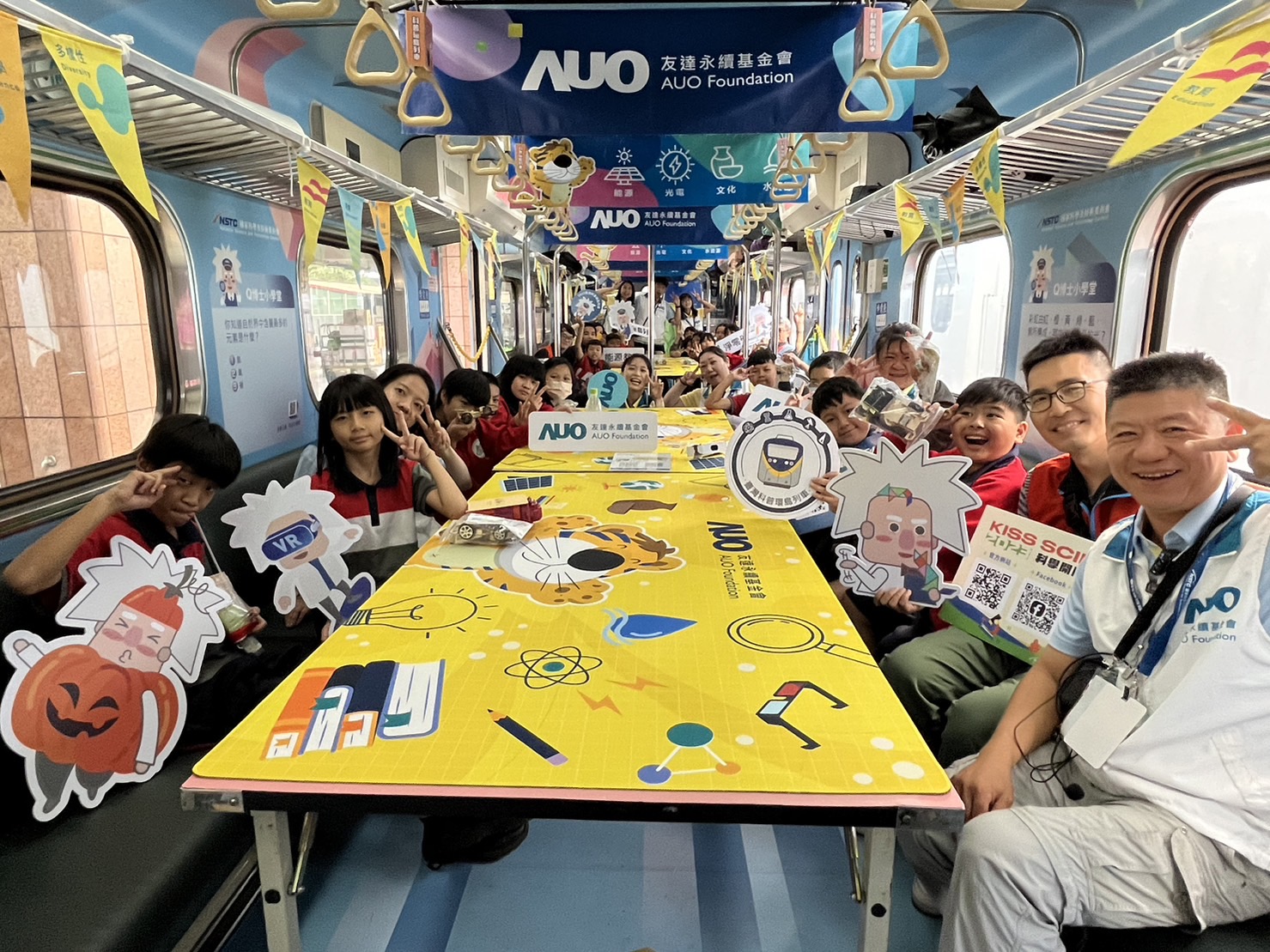 金世豪永續基金會參與「臺灣科普環島列車」，設計基礎科學車廂課程，以「淨零碳排和永續能源」為主題，讓學生透過創意實驗認識淨零知識，以及思考生活中的減碳行為